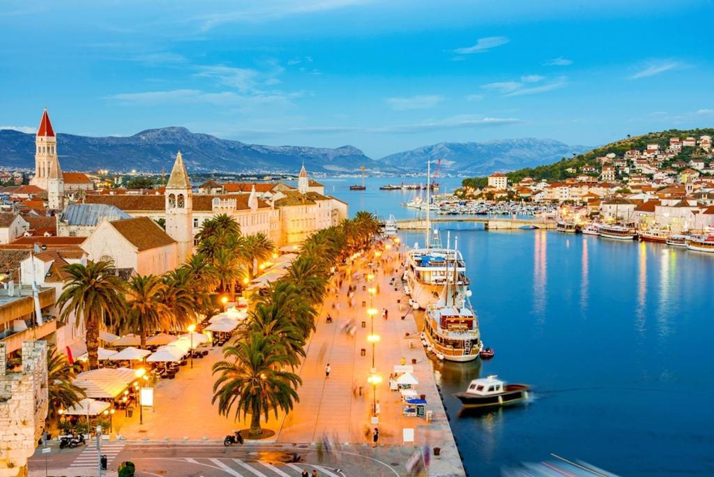 Guesthouse Ana Trogir Old Town ภายนอก รูปภาพ